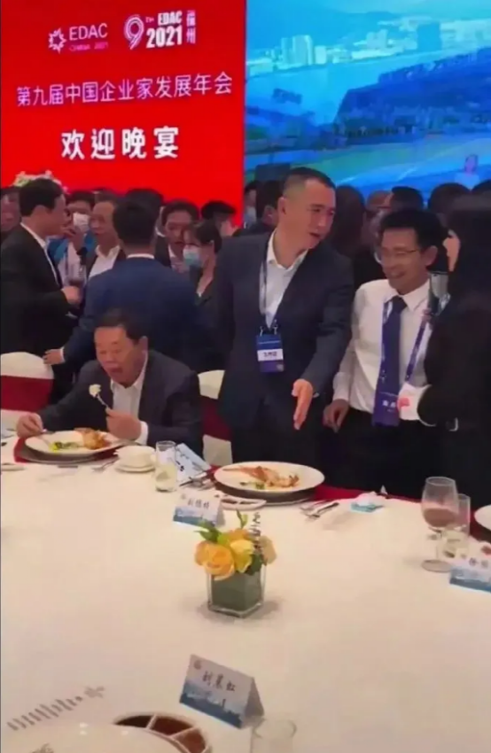 曹德旺一张饭局私照打脸多少人：你以为的人脉，都是假的！