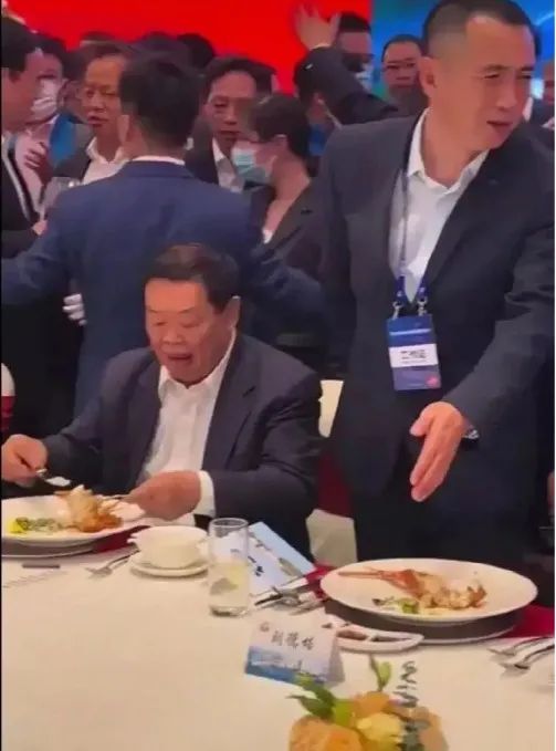 曹德旺一张饭局私照打脸多少人：你以为的人脉，都是假的！