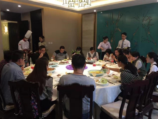 曹德旺一张饭局私照打脸多少人：你以为的人脉，都是假的！