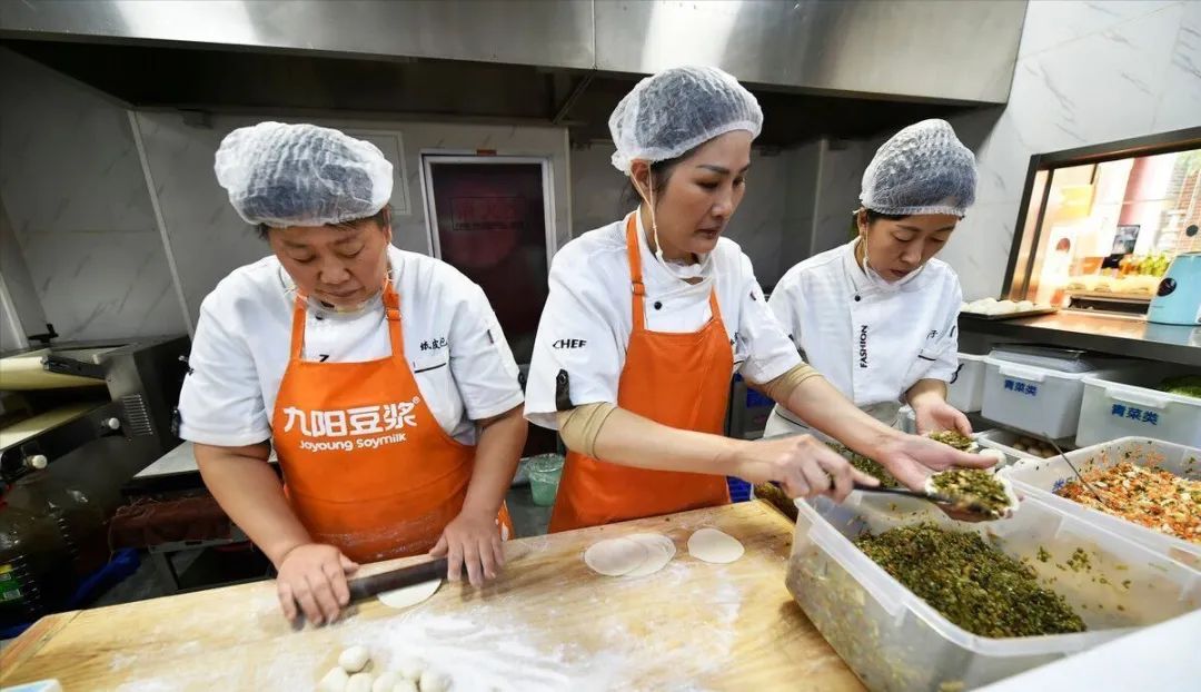 100万家餐饮店倒在了2021年:有人挥泪离场,有人欠薪跑路