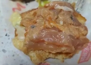 上热搜！华莱士汉堡里吃到生鸡肉，今年已多次违反食品安全法