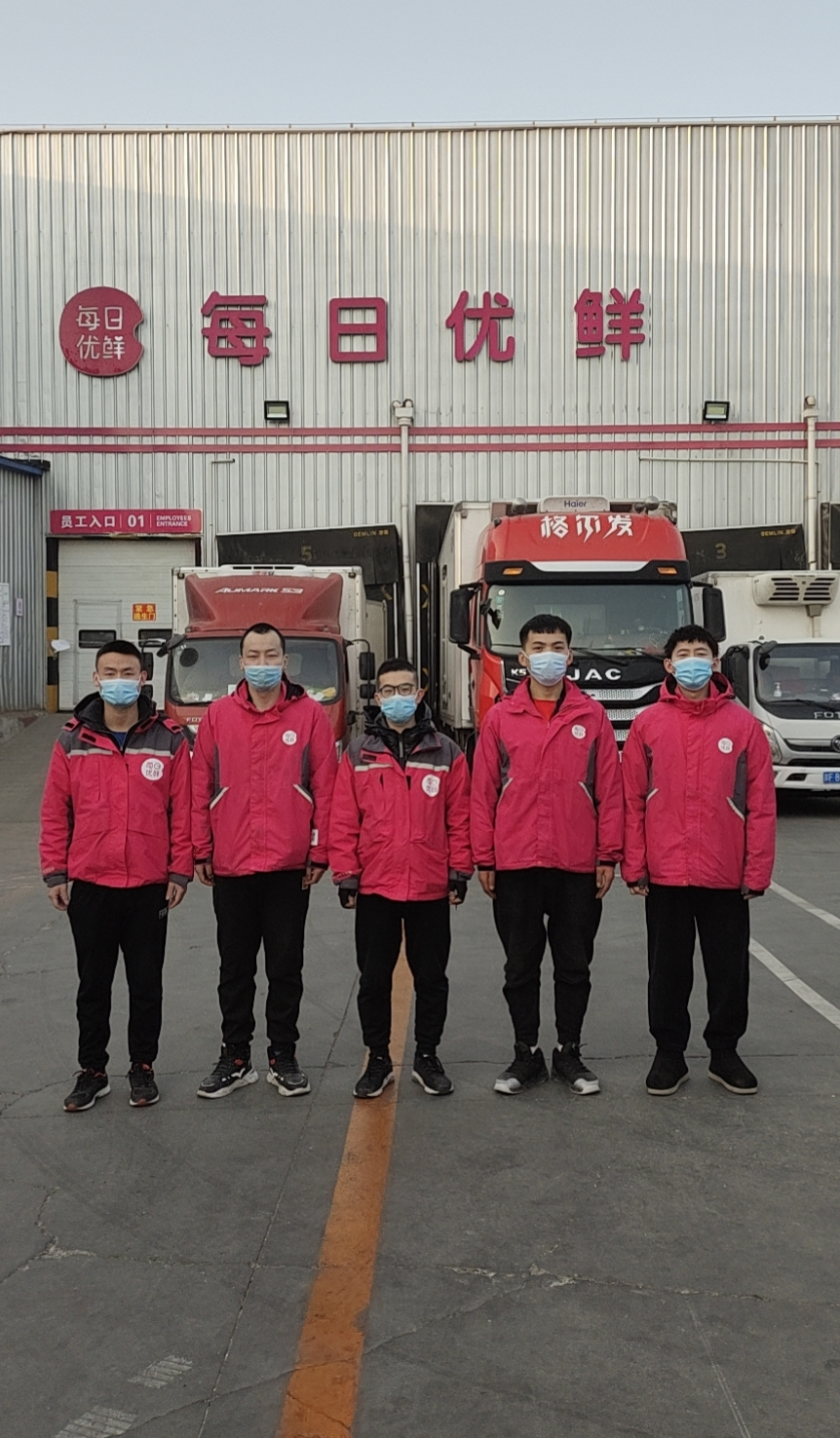 除夕守冷库、日跑上百单，他们这样撑起这个新年