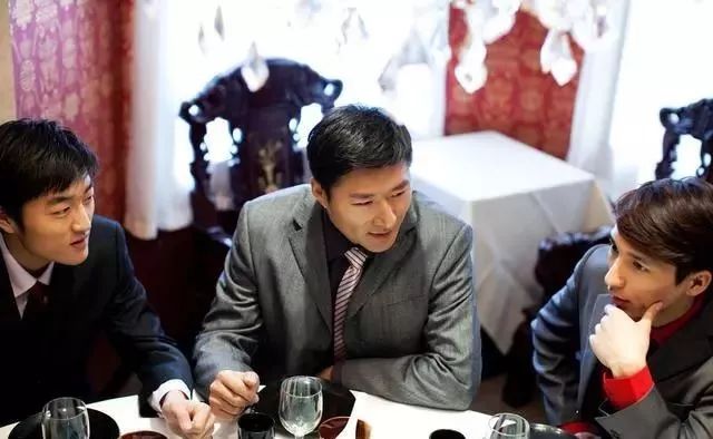 国人饮酒礼仪知多少？酒桌礼仪归纳，值得收藏！