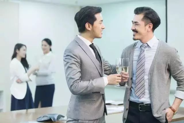国人饮酒礼仪知多少？酒桌礼仪归纳，值得收藏！