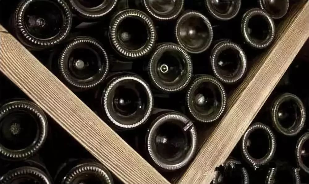 葡萄酒酒瓶底部的凹槽,是真的为了少装酒吗?