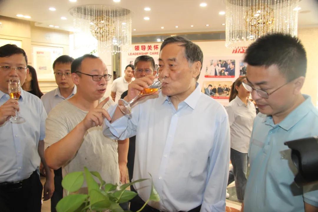 娃哈哈集团董事长宗庆后到贵州恒力源集团考察
