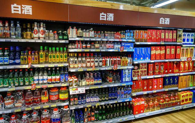 200万富豪撑起茅台万亿市值,国家队“砸盘”难挡白酒中秋涨价