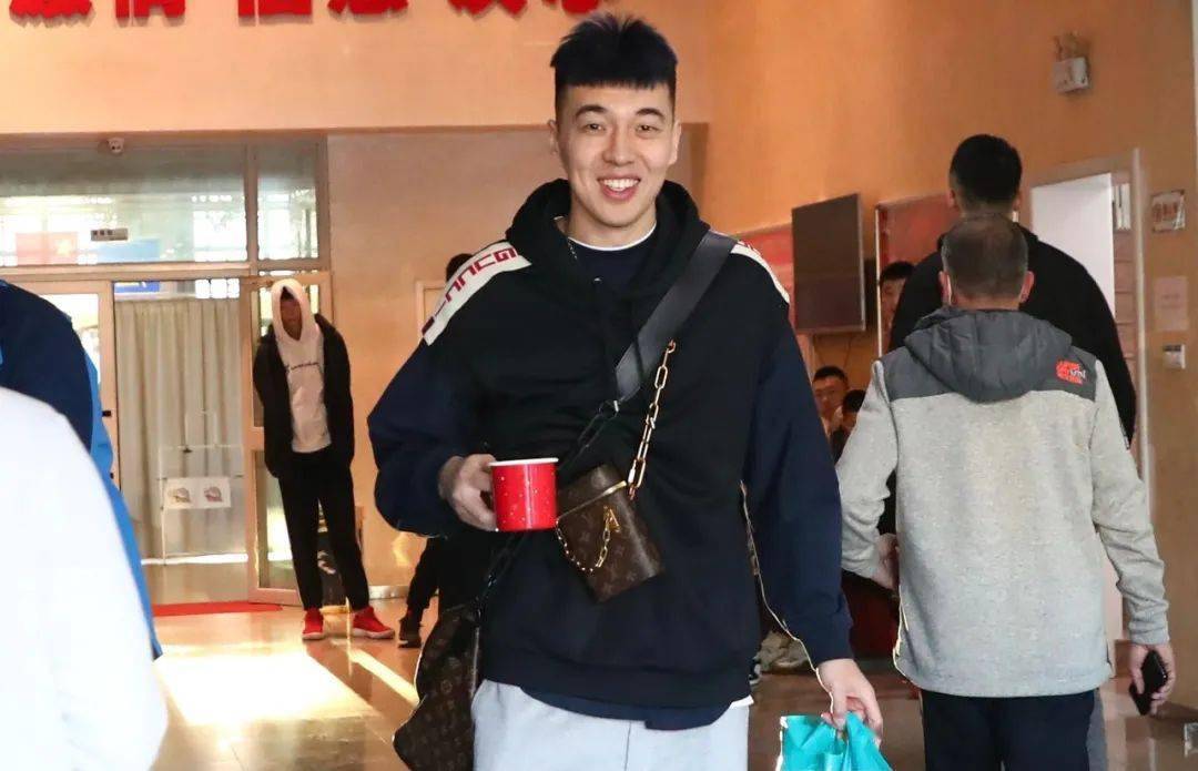 今天开赛!新疆伊力特男篮启程CBA新赛季