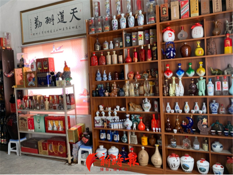 痴迷收藏酒瓶22年，济南一市民在家中建“酒瓶博物馆”