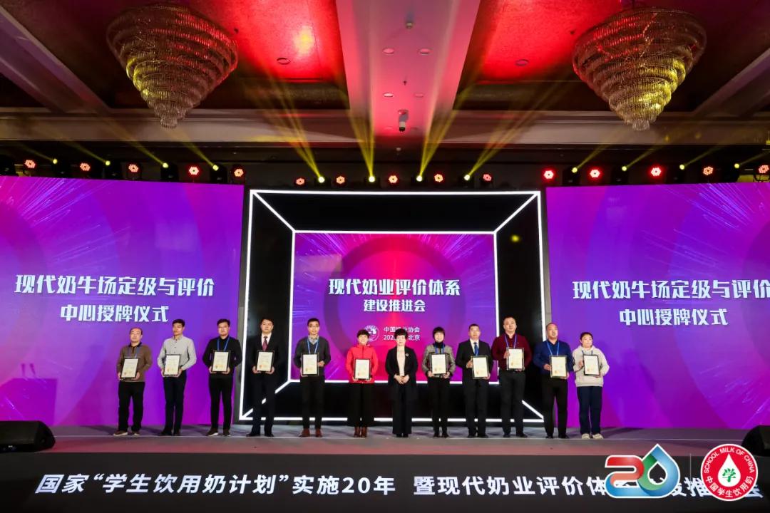 卫岗乳业荣获“中国学生饮用奶学生营养改善贡献企业”称号