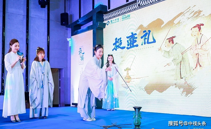 白酒文化沉浸式体验,泸州老窖特曲60版礼宴开启