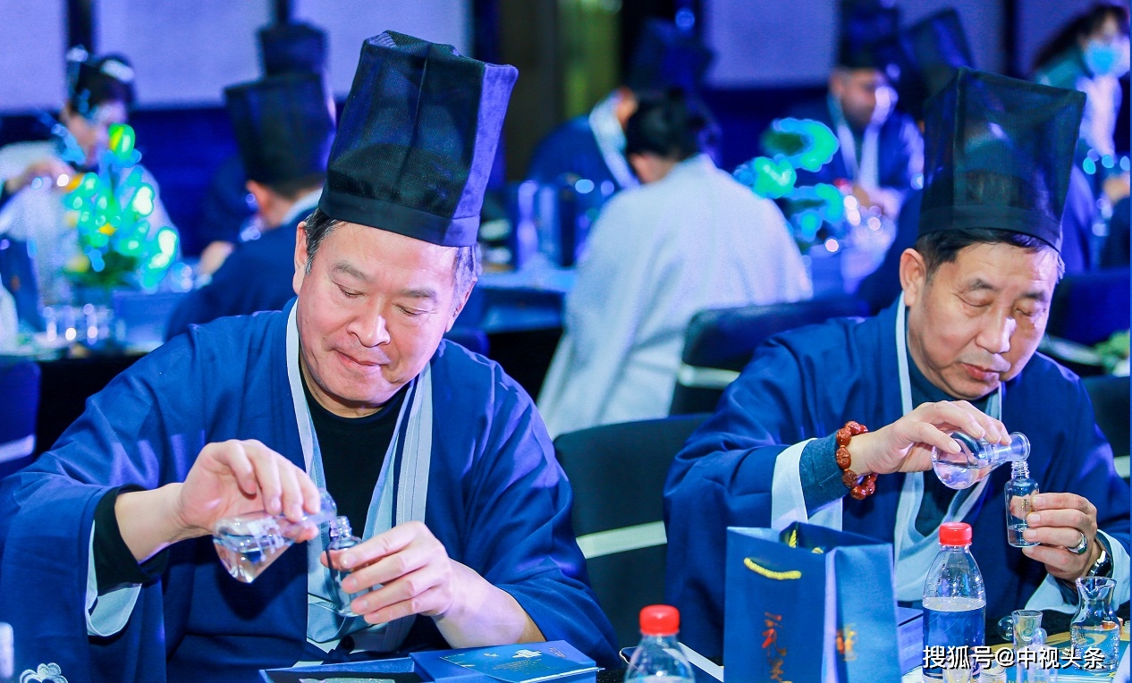 白酒文化沉浸式体验,泸州老窖特曲60版礼宴开启