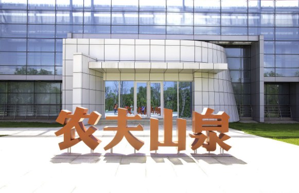 从大自然的“搬运工”到“印钞机”，农夫山泉只花了4个月！