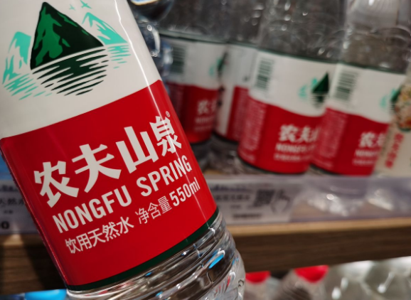 从大自然的“搬运工”到“印钞机”，农夫山泉只花了4个月！