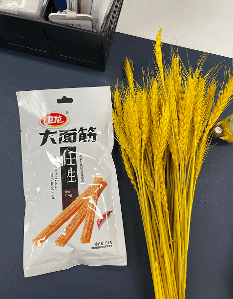 前有狼后有虎，辣条一哥上市苦