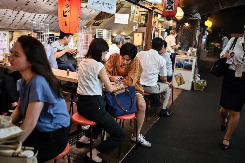 喧闹狭小的居酒屋，藏着人情世故和日本人无处安放的灵魂