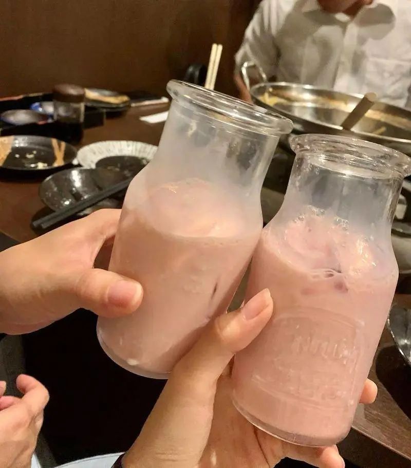 喧闹狭小的居酒屋，藏着人情世故和日本人无处安放的灵魂