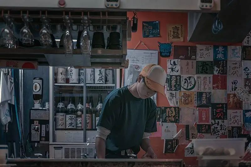 喧闹狭小的居酒屋，藏着人情世故和日本人无处安放的灵魂