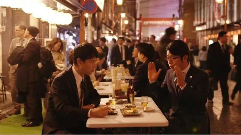 喧闹狭小的居酒屋，藏着人情世故和日本人无处安放的灵魂