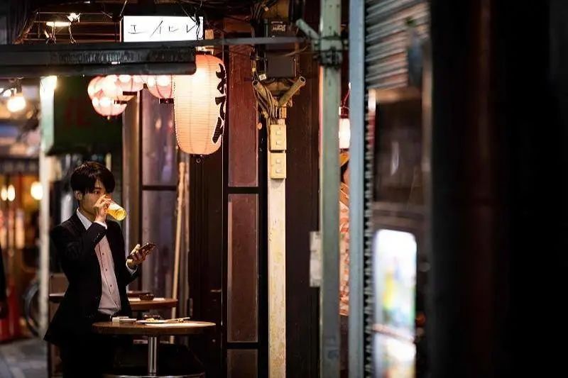喧闹狭小的居酒屋，藏着人情世故和日本人无处安放的灵魂