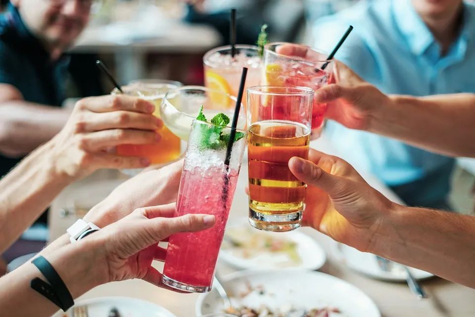 百威英博净利暴跌84.68%,高端啤酒格局生变