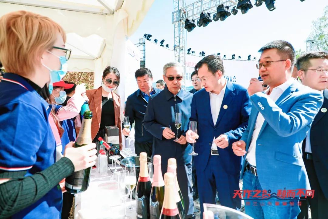全国百名经销商齐聚宁夏志辉源石酒庄