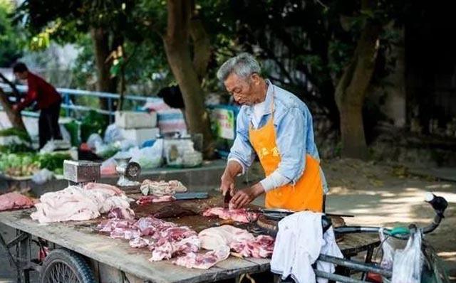 猪肉供应正常,零售商却“压价”不降,利润去了“这类人”口袋