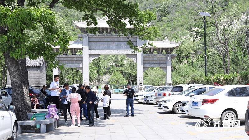 曲阜吴村镇小长假迎来旅游小高峰 农家乐户户客满棚