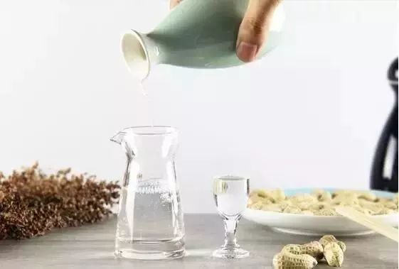 老酒和新酒的喝法不同！如何合理饮用老酒？