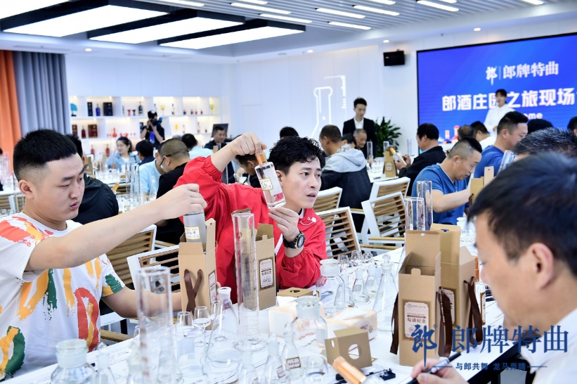 《金牌喜剧班》明星学员走进郎酒庄园，千人共享品质好酒