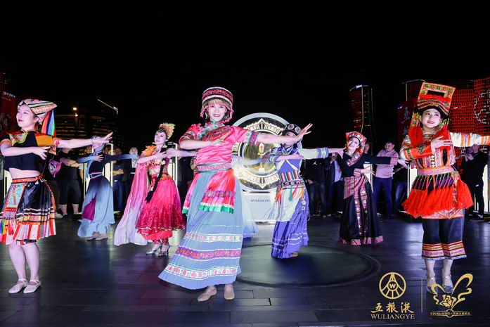和美相约520,五粮液玫瑰婚典大型灯光秀点亮杭城