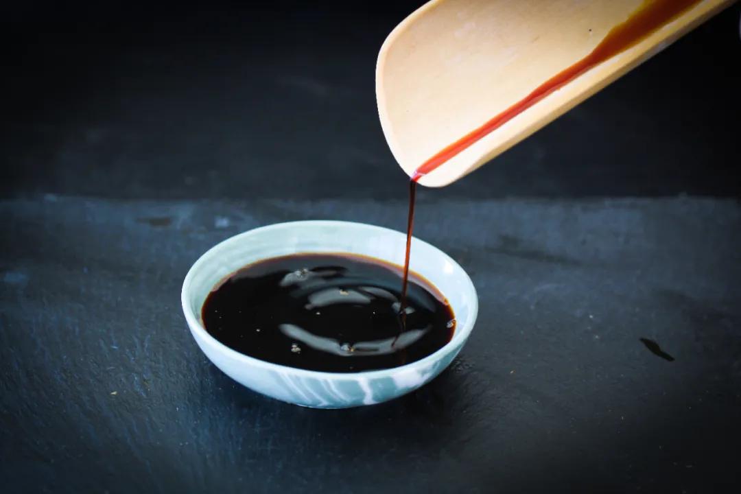 六月鲜发布国内首部减盐白皮书!调味品后零添加时代的真标准是什么?