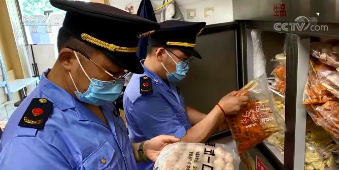 炸鸡掉地上继续用!清洗剂滴入油锅!华莱士被约谈