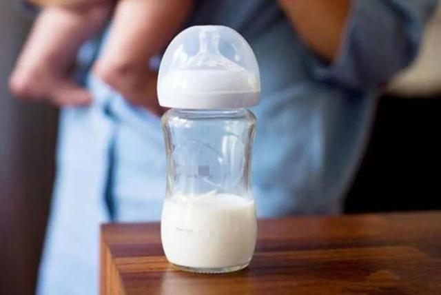 奶粉板块重挫:飞鹤跌超8%,专家:警惕配方奶粉营销影响母乳喂养