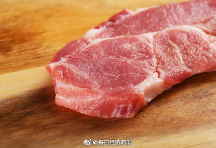 农业农村部：猪肉价格近期下跌非常快 希望大家趁这个机会多吃猪肉、多买猪肉