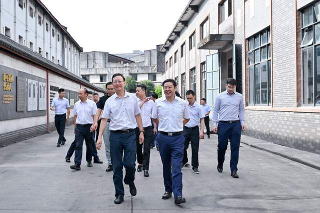 习酒公司党委书记、董事长钟方达一行到访贵州珍酒