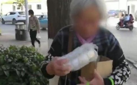 老奶奶超市买到空瓶啤酒,找商家索赔遭拒后找媒体曝光