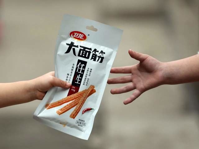 上市就破发，卫龙辣条估值打4折，刘卫平280亿财富大缩水