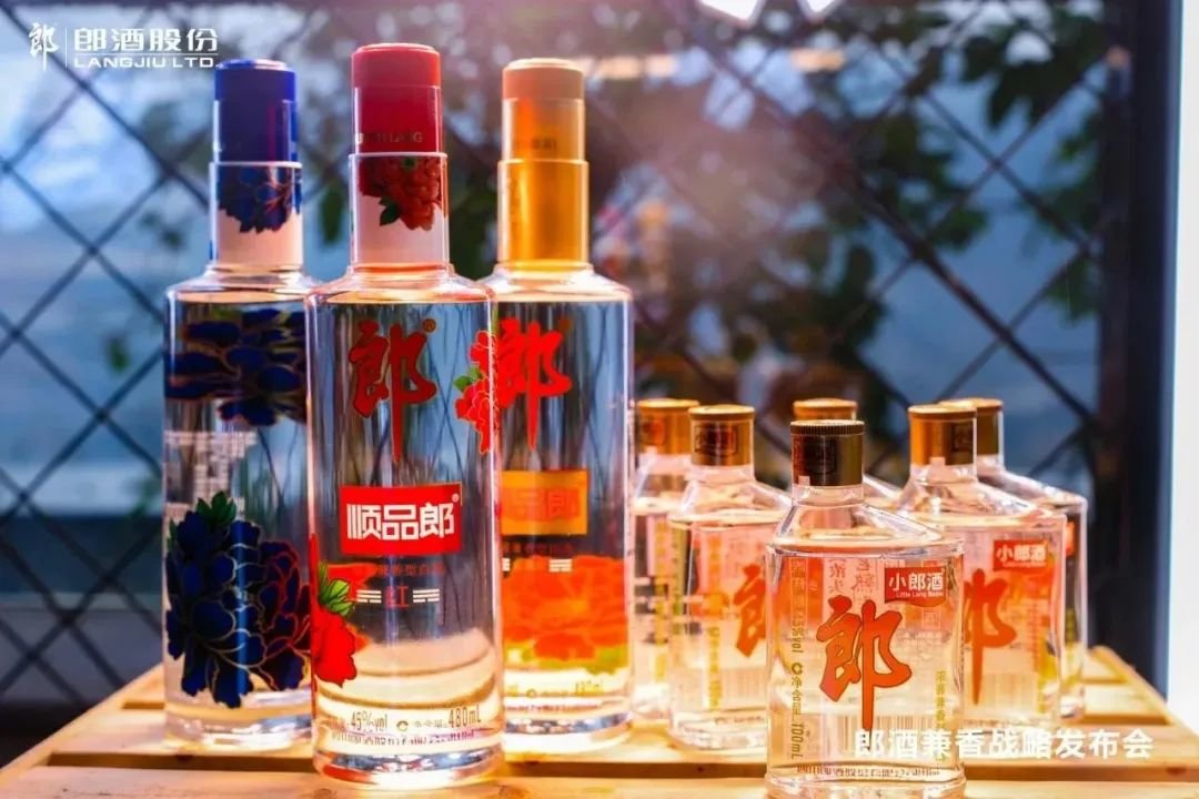 顺品郎焕新升级,携手小郎酒组成“都市光瓶”名酒天团