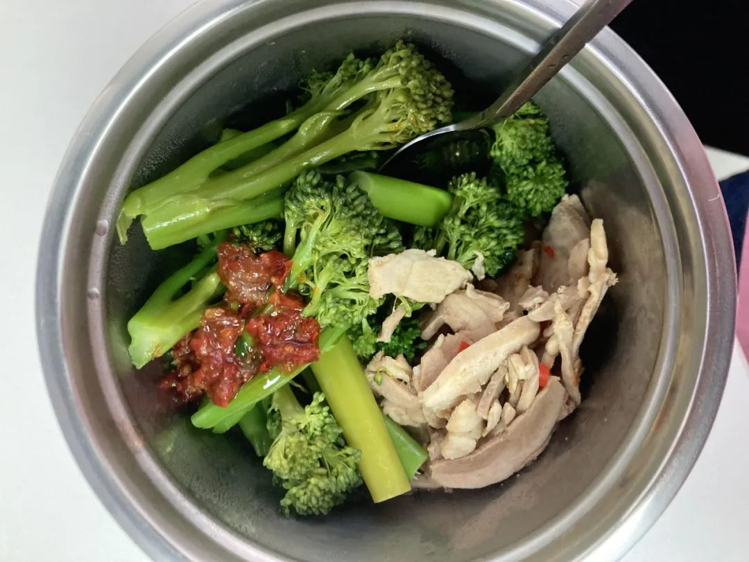 做一次饭吃一周,点不起外卖的年轻人开始自制「预制菜」