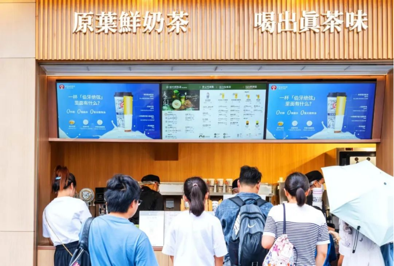 霸王茶姬北京首店爆单，茶饮“中生代”没有新花样