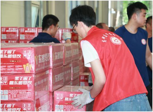 东鹏饮料向河北多地捐赠20万瓶能量饮料,支援灾后重建!