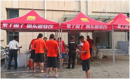东鹏饮料向河北多地捐赠20万瓶能量饮料,支援灾后重建!