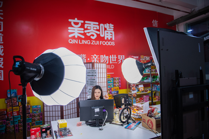 量贩模式推动万亿零食行业“洗牌”:卖食用菌的、开超市的纷纷入局