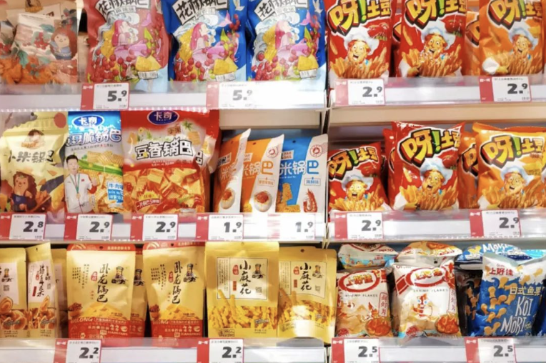 “招牌比红绿灯还多”,打工人回老家都被这个“县城拼多多”掏空过?