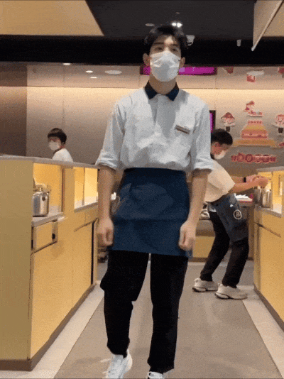 员工跳擦玻璃舞被指低俗,海底捞回应