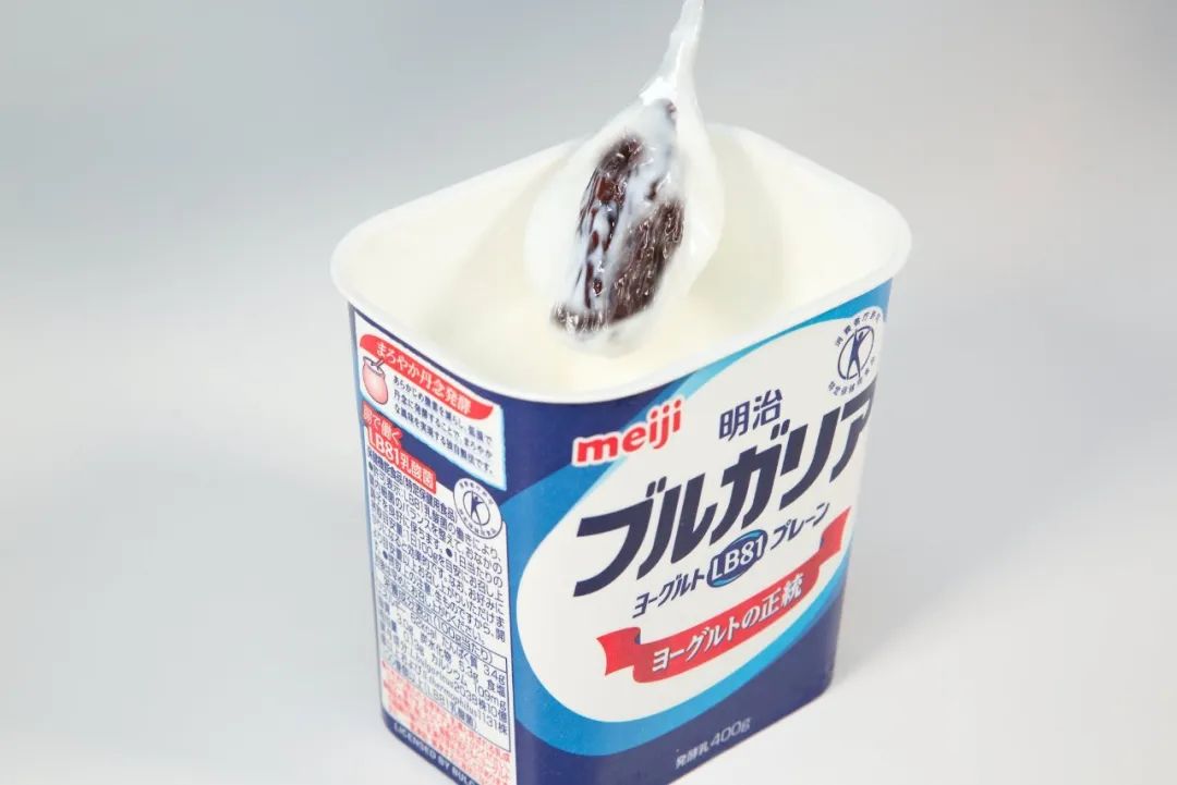 53年至少换了30次包装！明治“自己卷自己”，卷出日本第一酸奶