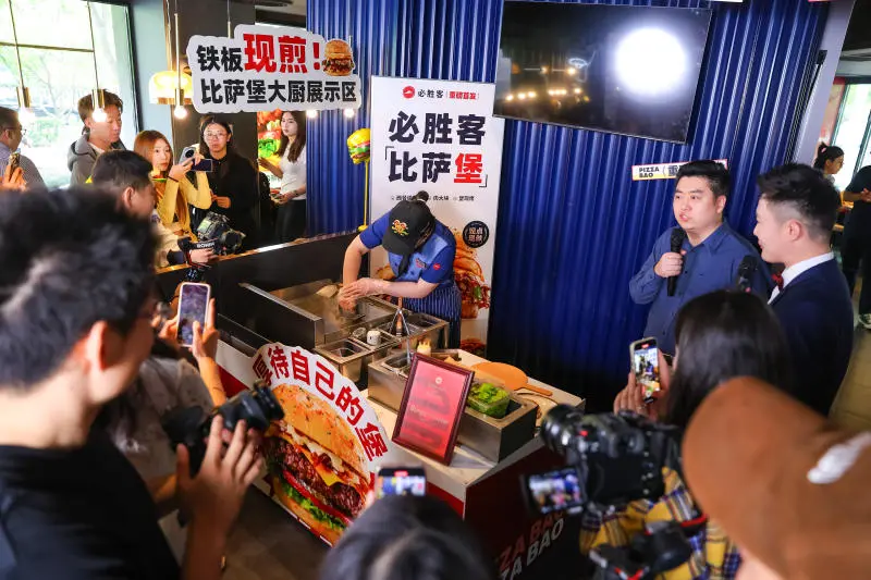 向萨莉亚开炮,必胜客疯了?