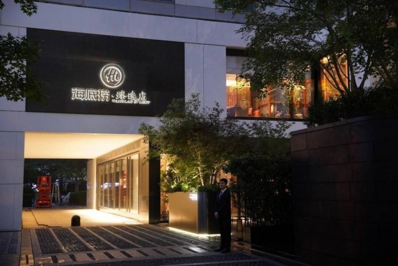 限量预订、海鲜现捞、侍茶师服务…海底捞这波“反向升级”凭什么火?
