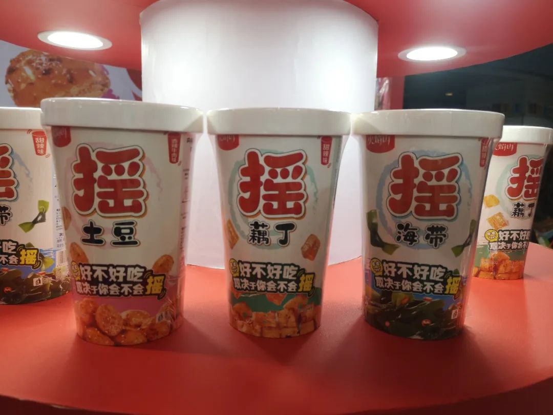 直击秋糖丨糖果大佬跨界卖肉、水果凤爪流行、肉肠也无糖……卤味零食五大新趋势！